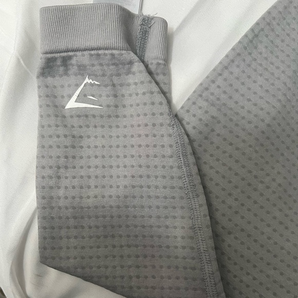 Women's Gymshark Light Gray Seamless Cropped Athletic Leggings Pants sz S - Picture 3 of 12